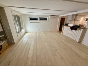 Färdigt resultat med golv i lärkträ.