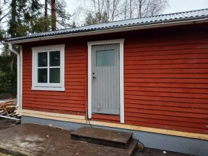 Sovstuga med vnetilerad torpargrund/ sockelskiva och nya fönster.