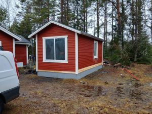 Sovstuga med ventilerad torpargrund/ sockelskiva och nya fönster.