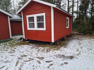 Sovstuga utan grund och dåliga fönster.