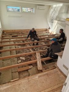 Rivning av golv, uppbyggnad av trossbotten med golvvärme. 