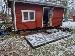 Sovstuga utan grund och dåliga fönster.