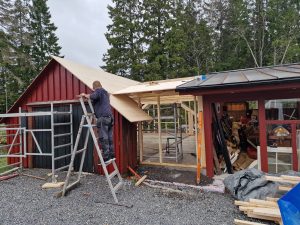 Arbete igång med att bygga ihop carport med förråd